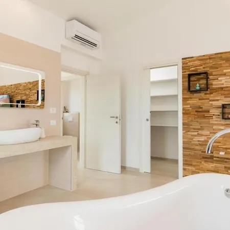 Elena Deluxe In For 8 People With Whirlpool & Private Pool Only 400 M From The *