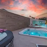 Βίλα Elena Deluxe In For 8 People With Whirlpool & Private Pool Only 400 M From The *