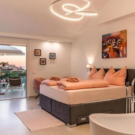 Elena Deluxe In For 8 People With Whirlpool & Private Pool Only 400 M From The * Fazana