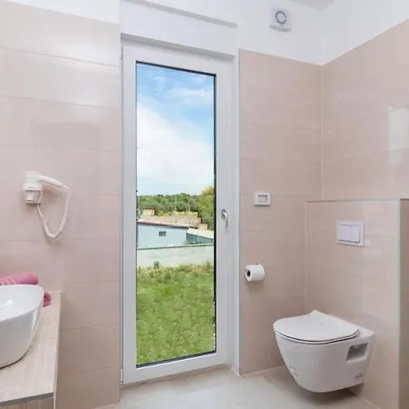 Elena Deluxe In For 8 People With Whirlpool & Private Pool Only 400 M From The Villa Fazana