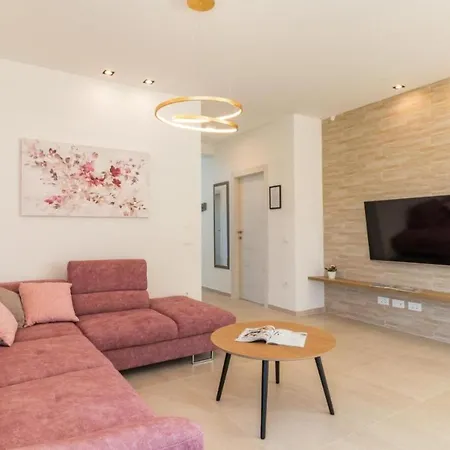 Elena Deluxe In For 8 People With Whirlpool & Private Pool Only 400 M From The Villa Fazana