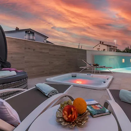 Elena Deluxe In For 8 People With Whirlpool & Private Pool Only 400 M From The Villa Fažana