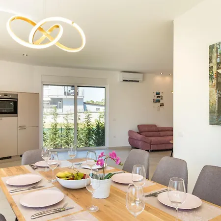 Villa Elena Deluxe In For 8 People With Whirlpool & Private Pool Only 400 M From The Fažana