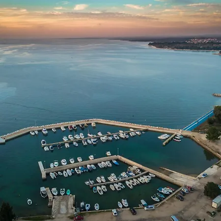 Elena Deluxe In For 8 People With Whirlpool & Private Pool Only 400 M From The * Fažana