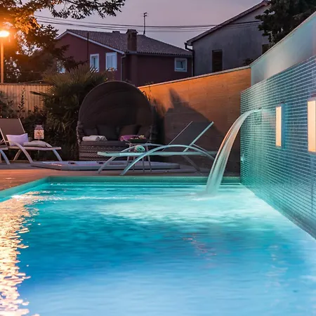 Villa Elena Deluxe In For 8 People With Whirlpool & Private Pool Only 400 M From The Fažana