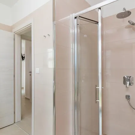 Elena Deluxe In For 8 People With Whirlpool & Private Pool Only 400 M From The *