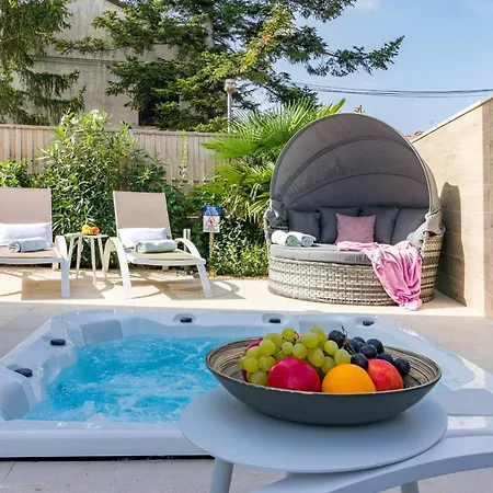 Elena Deluxe In For 8 People With Whirlpool & Private Pool Only 400 M From The * Fažana