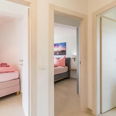 Elena Deluxe In For 8 People With Whirlpool & Private Pool Only 400 M From The *